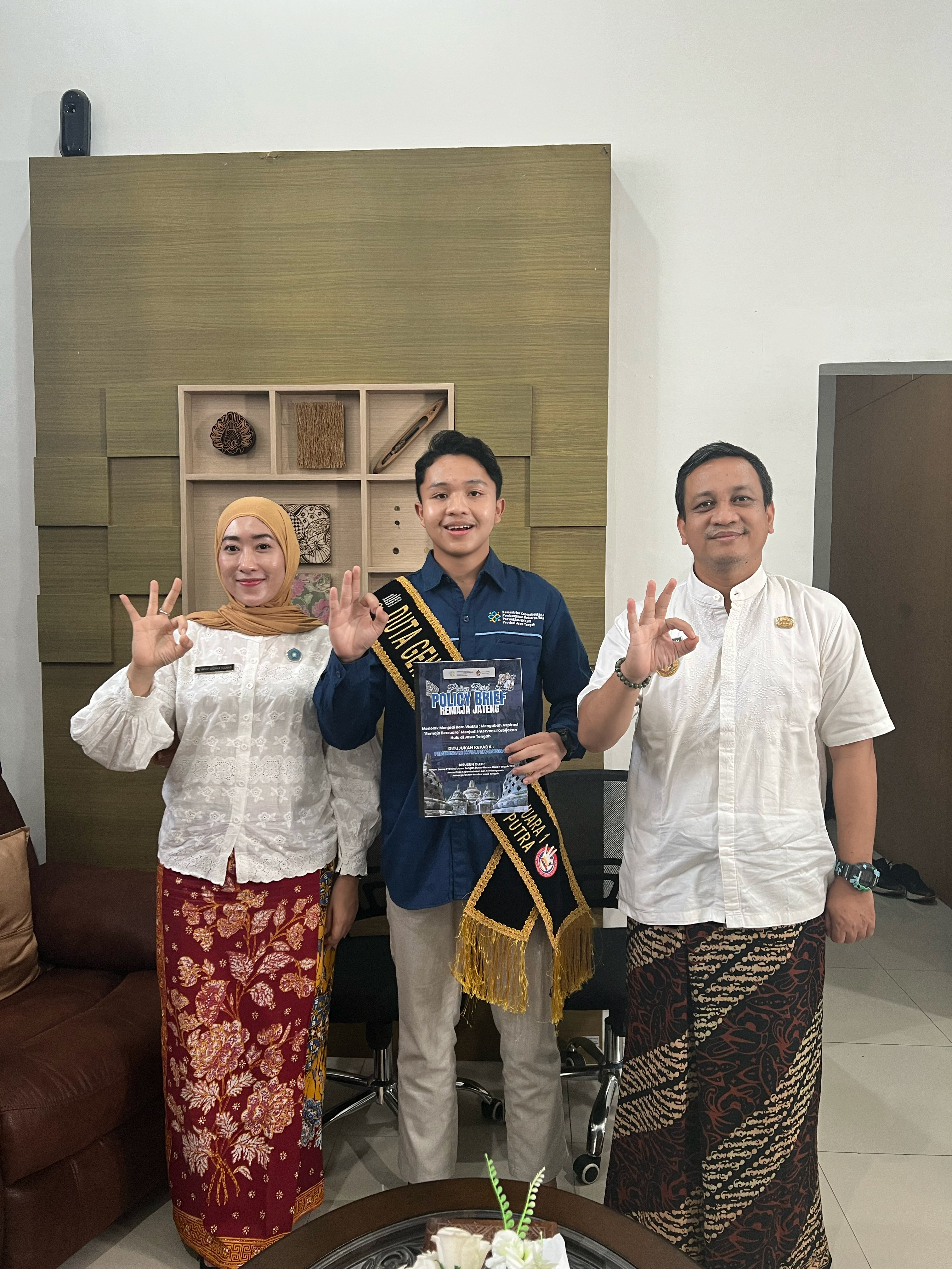 Penyerahan Policy Brief kepada Walikota Pekalongan